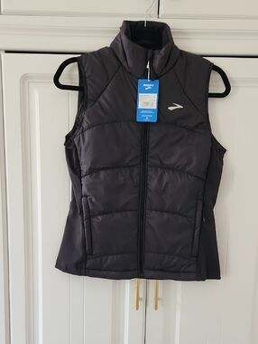 Brooks Black Shield Hybrid Vest